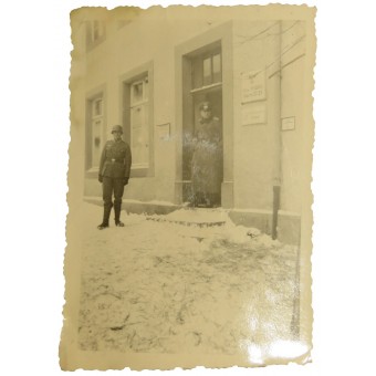 Soldati della Wehrmacht in posa vicino alle porte del quartier generale di SA Sturm 23/29. Espenlaub militaria